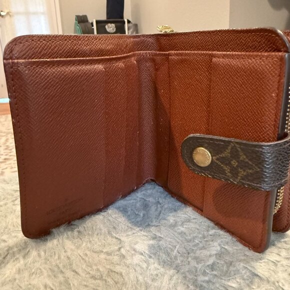 Louis Vuitton Mono Snap Compact Wallet - Picture 6 of 10